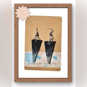 Black and Silver Triangle Earrings

🌸🌟🌟Bundle Discounts Available🌟🌟🌸